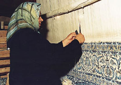 فتيات يصنعن السجاد اليدوي